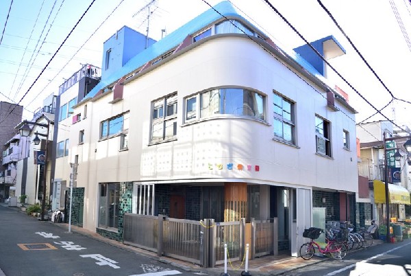 周辺環境:こむぎ保育園(個性と遊びを尊重する保育を行う認可園です。)