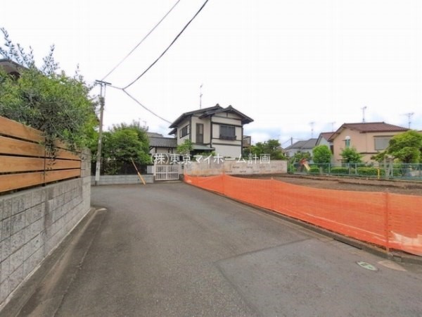 外観:前面道路含む現地土地写真