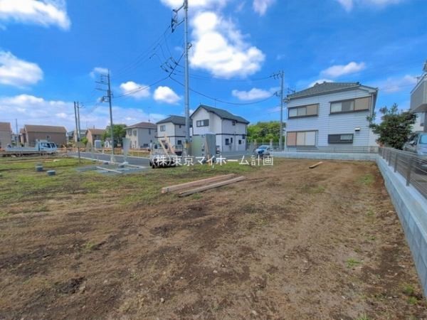 外観:前面道路含む現地土地写真