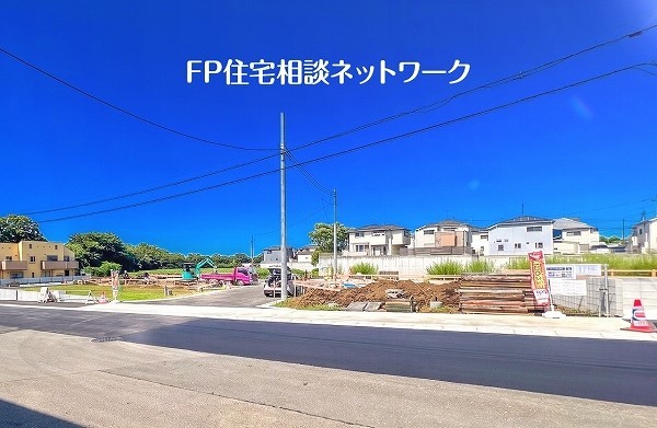 外観:前面道路含む現地外観写真（建築中）