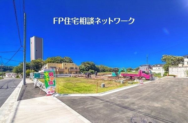 外観:前面道路含む現地外観写真（建築中）