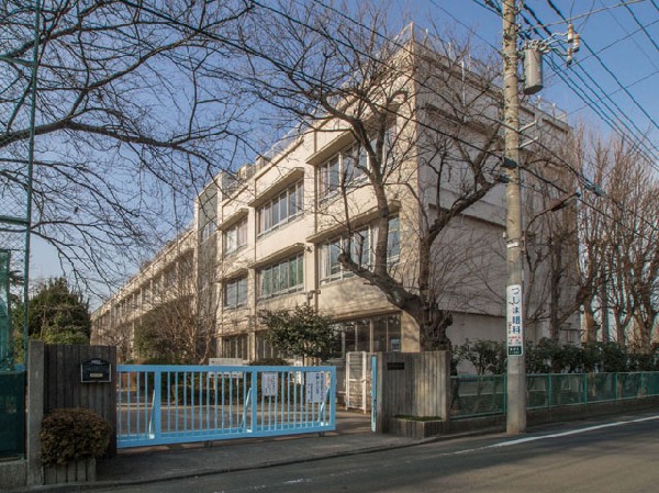 周辺環境:清瀬市立清瀬第三中学校(本校の特色は、キャリア教育に力を入れているという点です。)