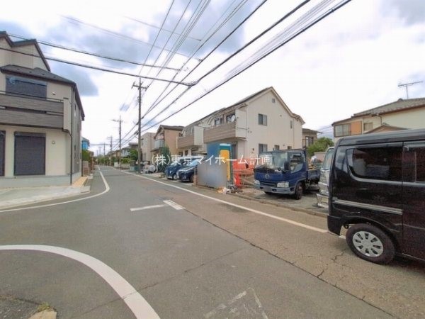 外観:前面道路含む現地外観写真（建築中）