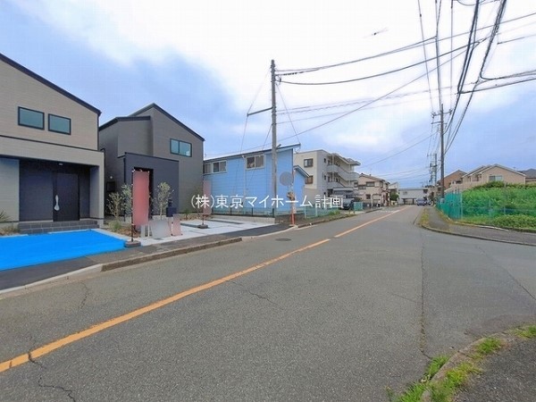 外観:前面道路含む現地外観写真