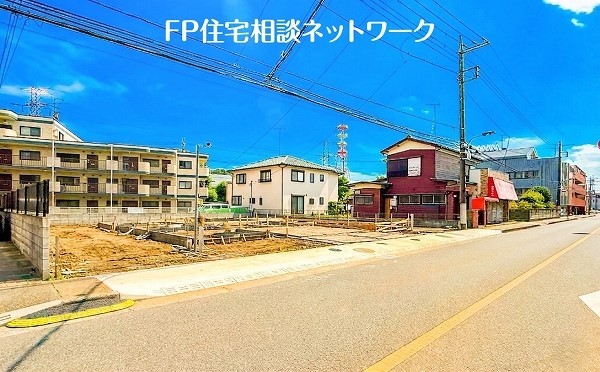 外観:前面道路含む現地外観写真（建築中）