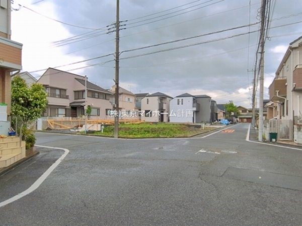 外観:前面道路含む現地土地写真