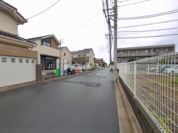 外観:前面道路含む現地外観写真