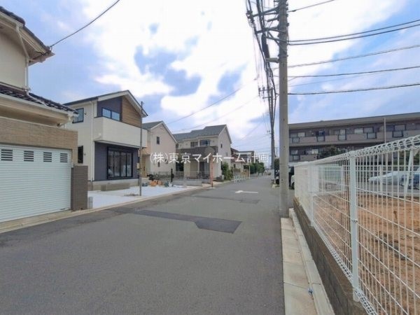 外観:前面道路含む現地外観写真