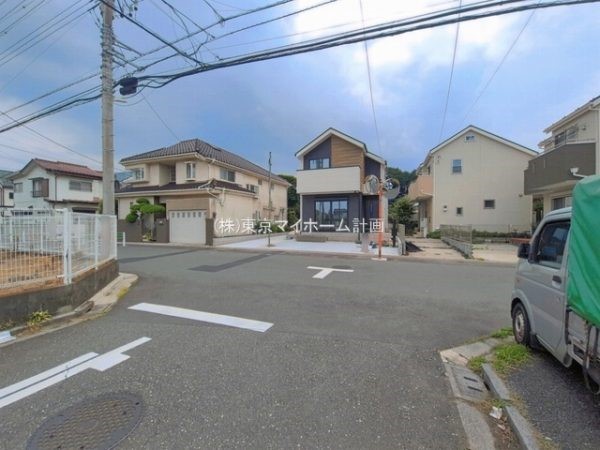 外観:前面道路含む現地外観写真