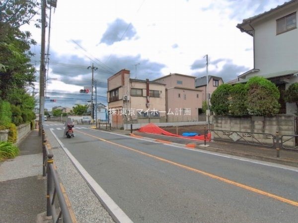 外観:前面道路含む現地写真