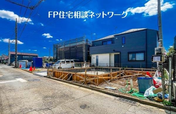 外観:前面道路含む現地外観写真（建築中）