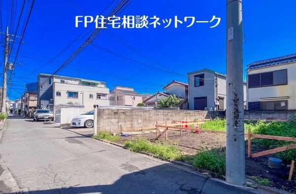 外観:前面道路含む現地写真