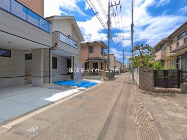 外観:前面道路含む現地外観写真