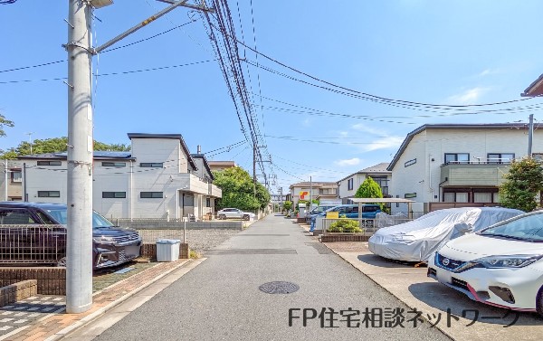 外観:前面道路含む現地写真