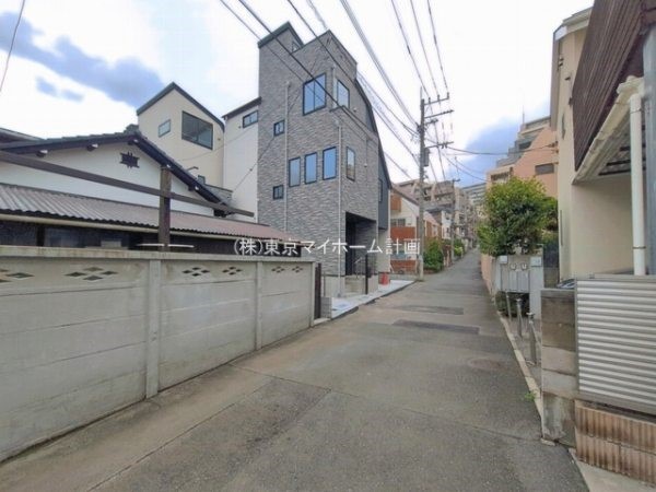 外観:前面道路含む現地外観写真