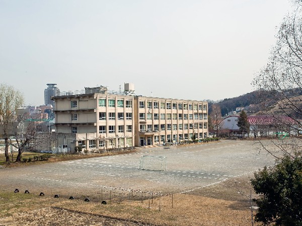 周辺環境:多摩市立東寺方小学校(笑顔の溢れる学校を目指して、教育活動に取り組んでいます。)
