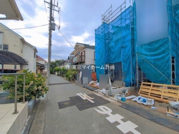 外観:前面道路含む現地外観写真（建築中）
