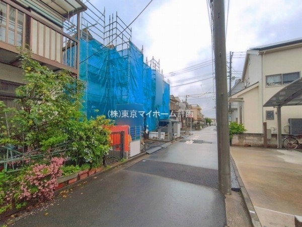 外観:前面道路含む現地外観写真（建築中）
