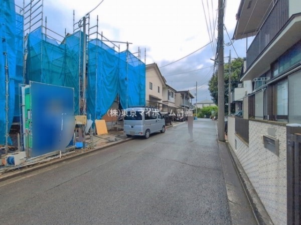 外観:前面道路含む現地外観写真（建築中）