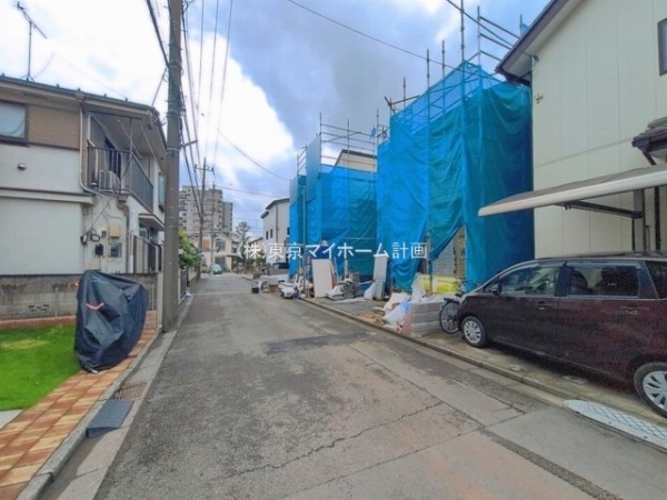 外観:前面道路含む現地外観写真（建築中）