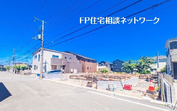 外観:前面道路含む現地外観写真（建築中）