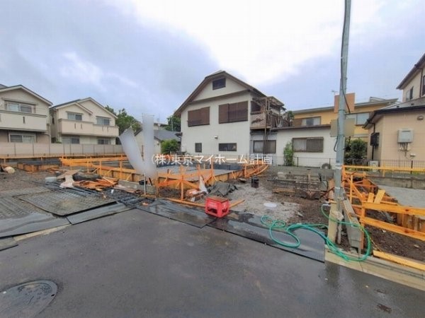 外観:前面道路含む現地外観写真（建築中）
