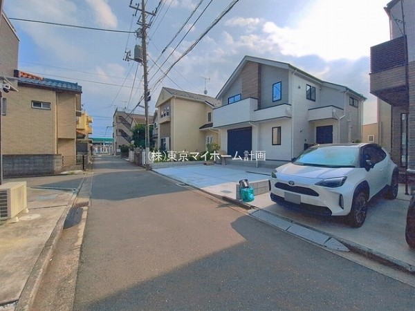 外観:前面道路含む現地外観写真