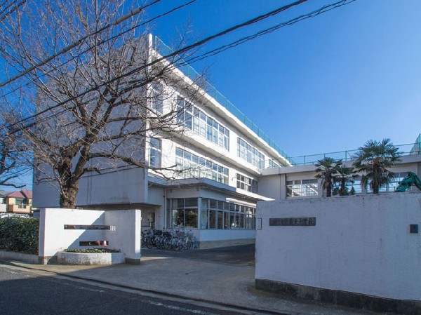 周辺環境:立川市立第十小学校(第十小学校の教職員は、一人一人の子どもの健やかな成長のために全力を尽くしていきます。子どもたちの笑顔があふれる第十小学校にしていきたいと考えております。)