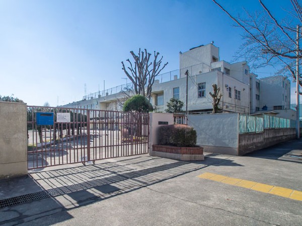 周辺環境:立川市立立川第六中学校(生徒にとって誰もが安心して生き生きと活動できる学校を目指します。)