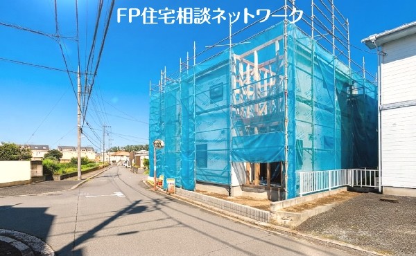 外観:前面道路含む現地外観写真（建築中）