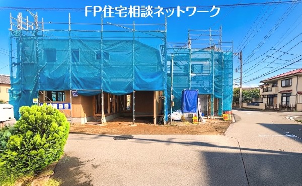 外観:前面道路含む現地外観写真（建築中）