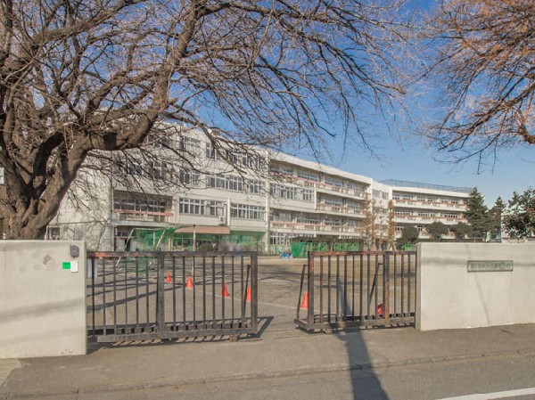 周辺環境:東久留米市立南中学校(落ち着いた環境のなか、学力向上に向けて授業改善などの取り組みを積極的に進めており、部活動や生徒会活動などが盛んな学校です。)