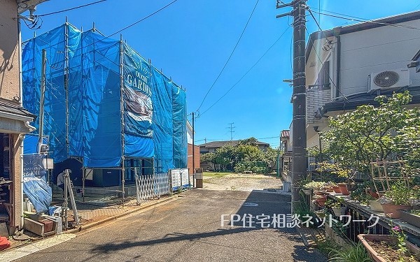 外観:前面道路含む現地外観写真（建築中）