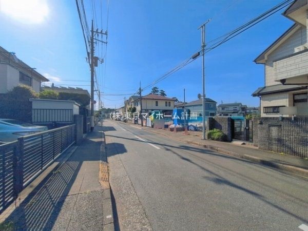 外観:前面道路含む現地外観写真（建築中）