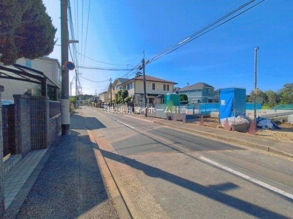外観:前面道路含む現地外観写真（建築中）