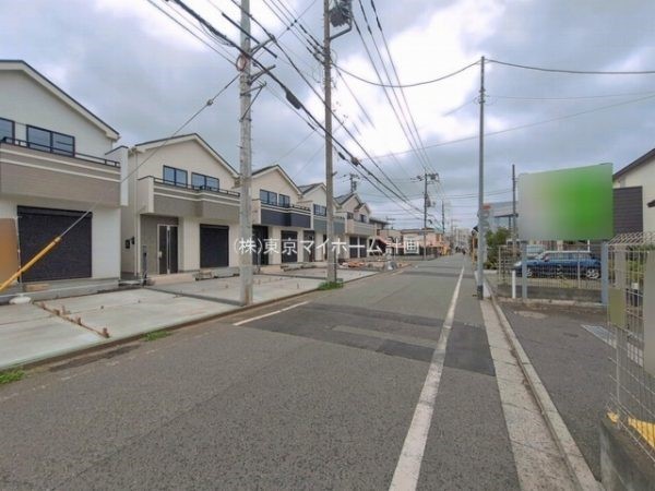 外観:前面道路含む現地外観写真
