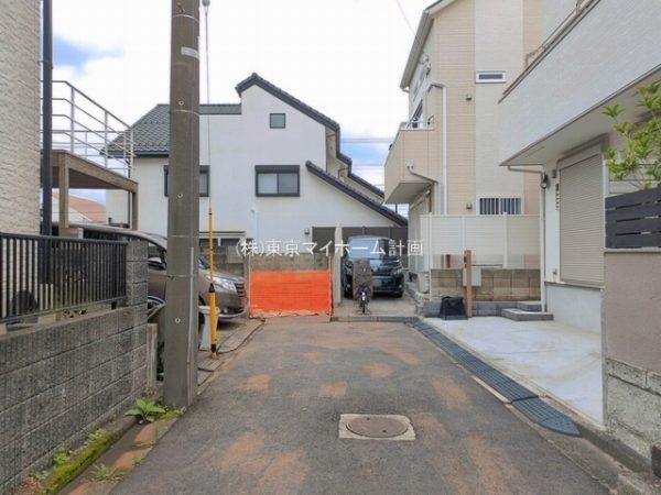 外観:前面道路含む現地写真