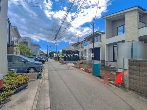 外観:前面道路含む現地外観写真