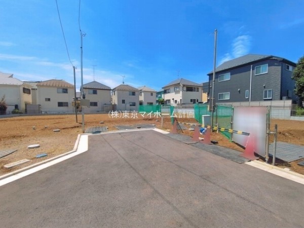 外観:前面道路含む現地土地写真