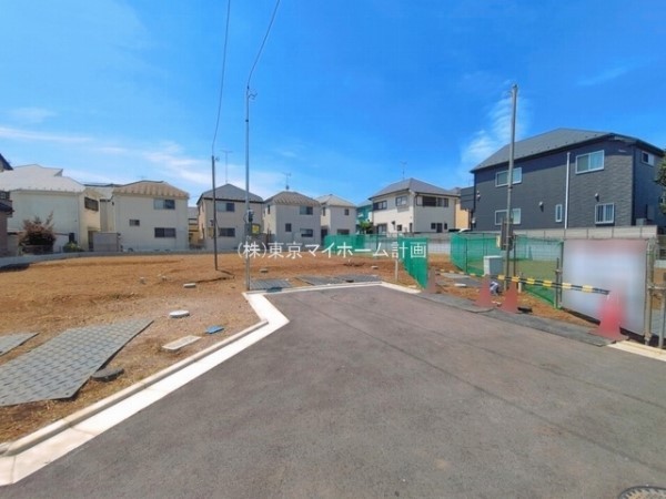 外観:前面道路含む現地土地写真