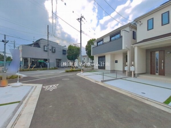 外観:前面道路含む現地外観写真