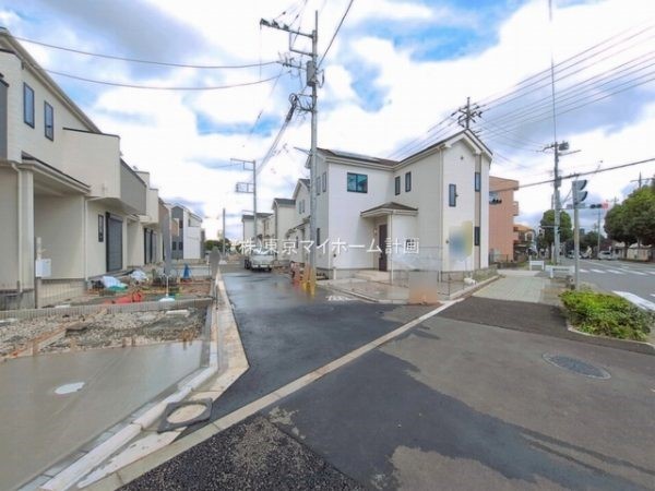 外観:前面道路含む現地外観写真