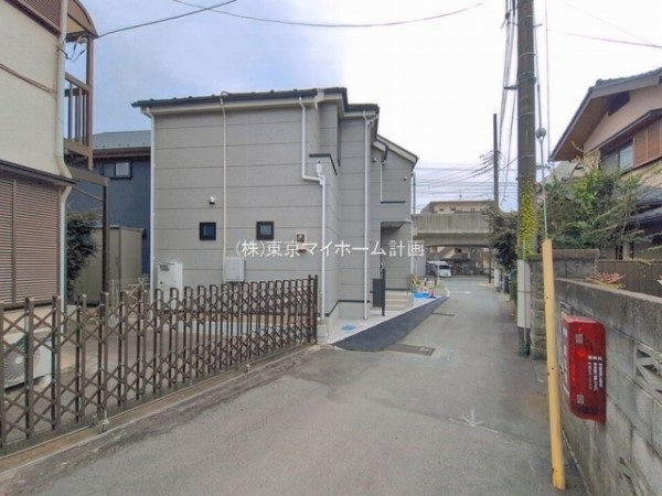外観:前面道路含む現地外観写真