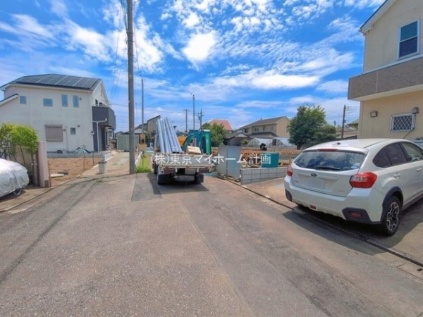 外観:前面道路含む現地外観写真（建築中）