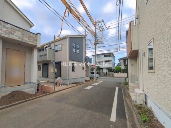 外観:前面道路含む現地外観写真