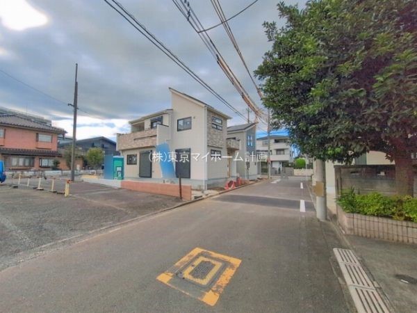 外観:前面道路含む現地外観写真