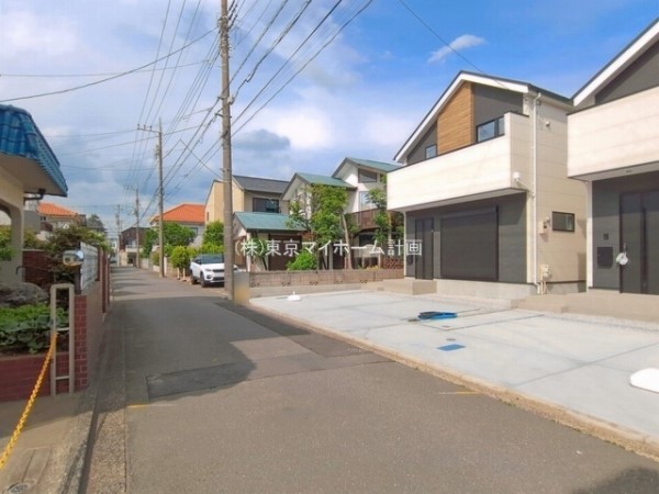 外観:前面道路含む現地外観写真