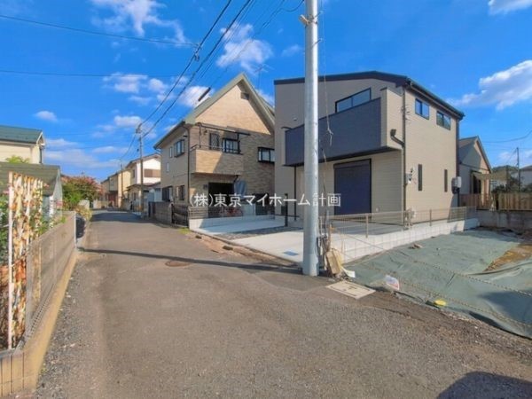 外観:前面道路含む現地外観写真