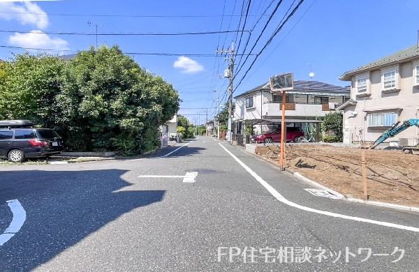 外観:前面道路含む現地土地写真