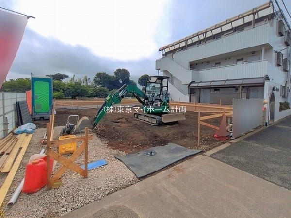 外観:前面道路含む現地外観写真（建築中）